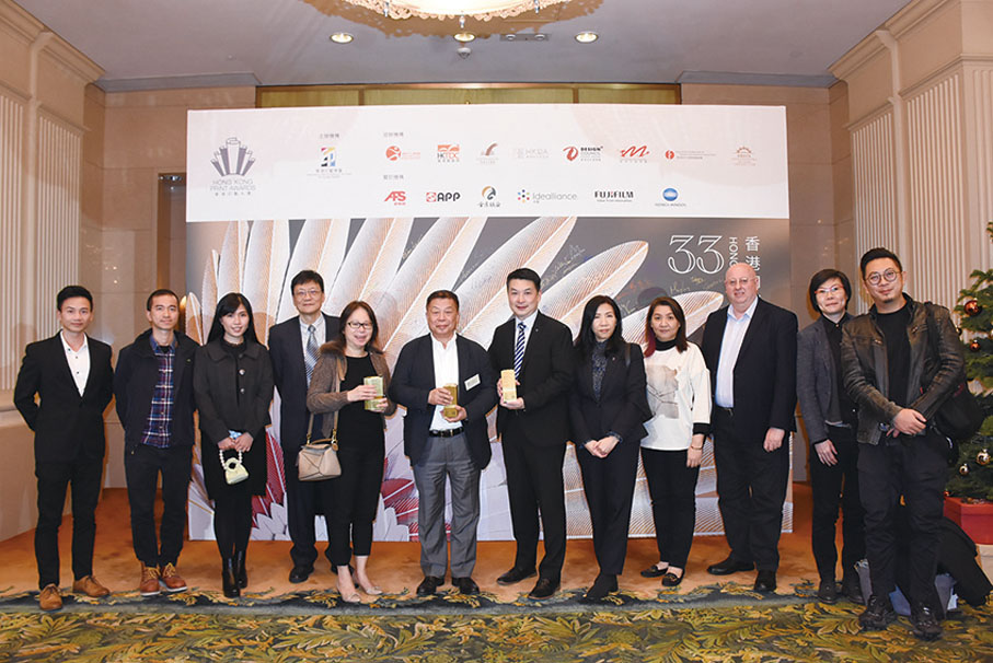 ◆ 林光如、黃偉國率領管理層在典禮結束後與獎項合照。