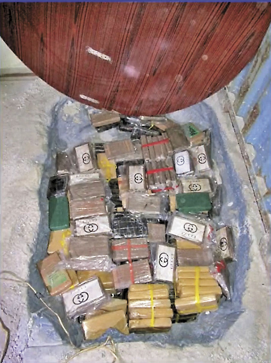 ◆警方移開木板發現地洞藏有396公斤懷疑可卡因毒品，有不同包裝及標誌。