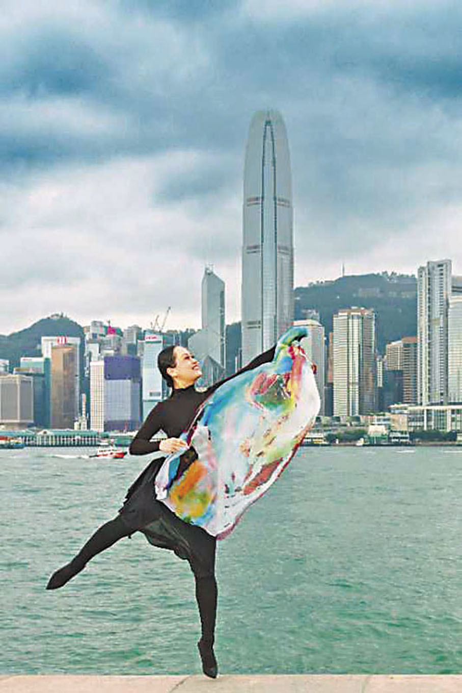 ◆舞蹈家陳珍莉演繹林文傑的折光畫系列。 攝影：羅然