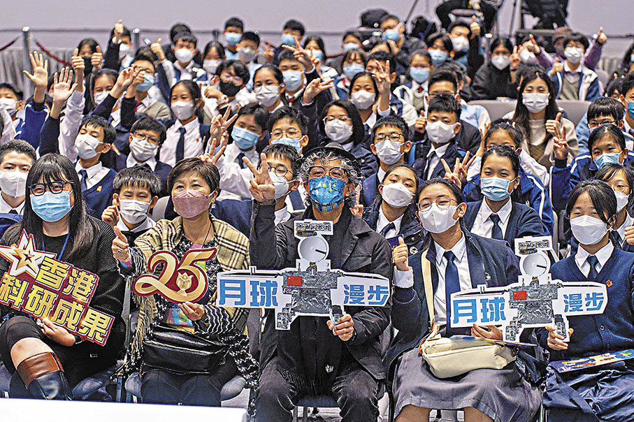 ◆黃宏達與現場觀眾合影。