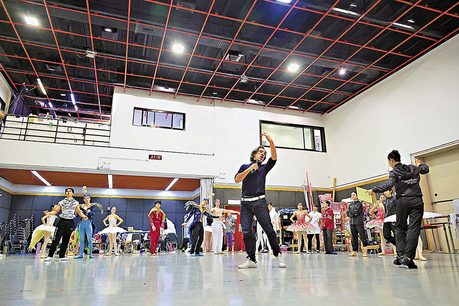 ◆衛承天（中）在指導排練。