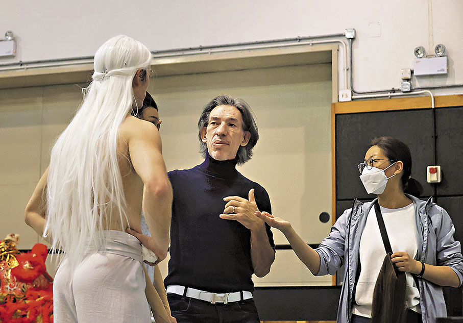 ◆作為藝術總監，衛承天（中）平時除了策劃劇目外，還要與舞團的行政團隊共同負責舞團的發展。