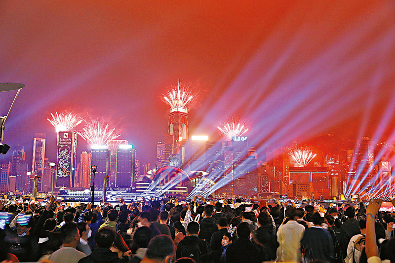 ◆維港兩岸數以萬計市民觀賞跨年煙火匯演。   香港文匯報記者曾興偉  攝.