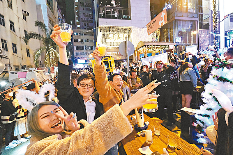 ◆蘭桂坊街頭，眾人暢飲迎新年。 香港文匯報記者涂穴  攝