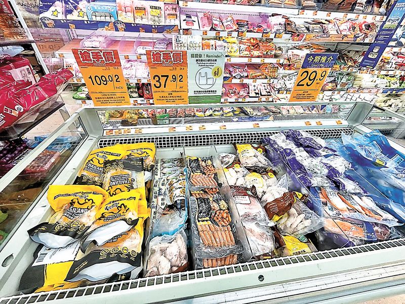◆ 購買有包裝的新鮮食品、冷凍食品、部分有密封包裝的食品均要徵收膠袋費。香港文匯報記者張弦  攝