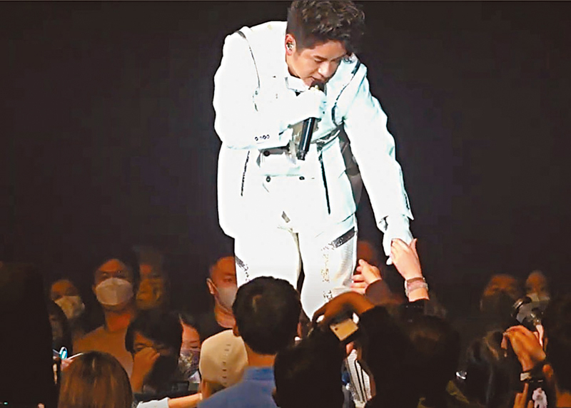 ◆ 許廷鏗走到觀眾席前握手。