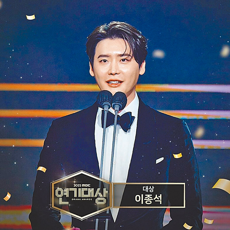 ◆ 李鍾碩前日在頒獎禮上疑似向IU表白。  網絡截圖