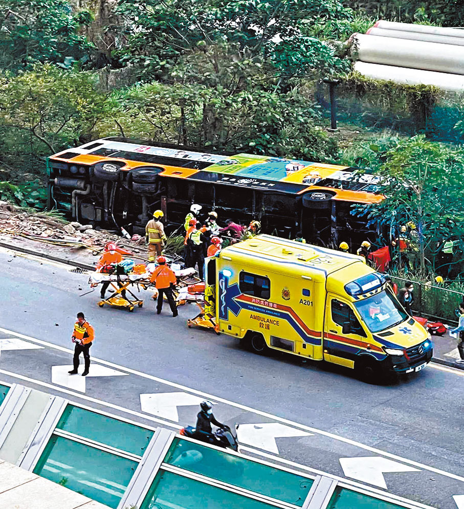 ◆失事雙層巴士翻側於路邊草叢，消防員、救護員到場拯救被困乘客。 網上圖片