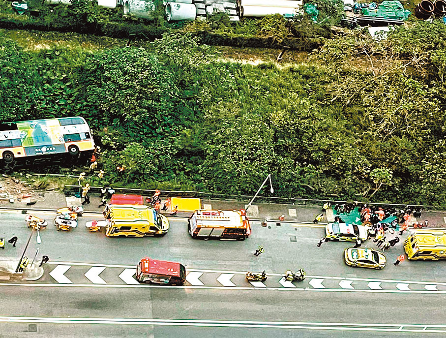 ◆車禍發生後，有附近居民從高處拍下照片，目睹消防車、救護車迅速到場。 網上圖片