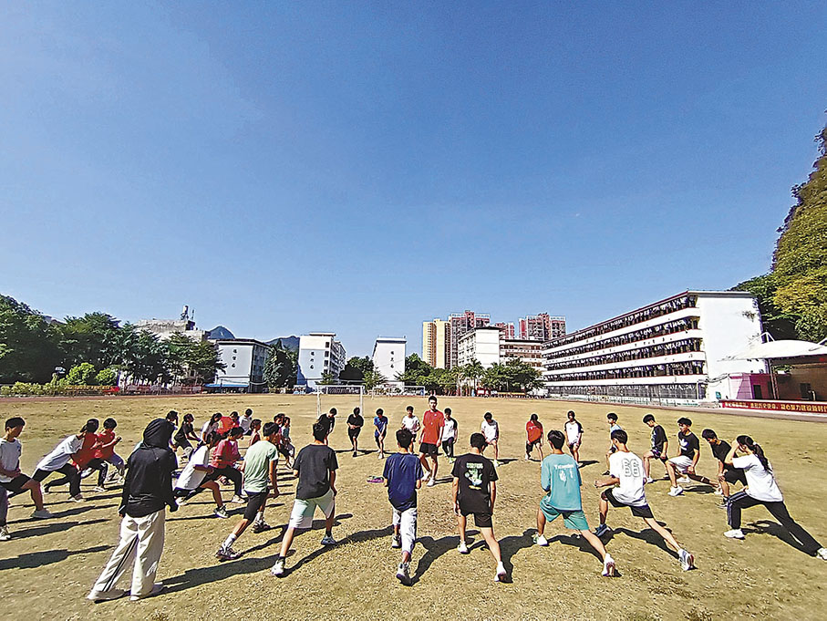 ◆ 廣西南寧馬山縣將攀岩帶進學校，為學生創造濃厚的攀岩學習氛圍。 香港文匯報廣西傳真