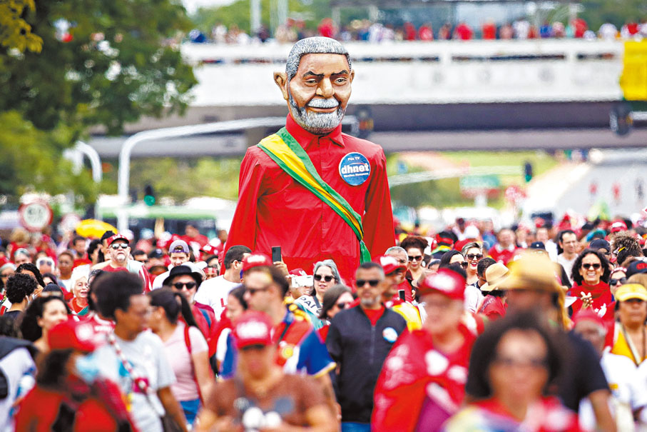 ◆盧拉支持者湧往首都巴西利亞見證歷史時刻。 美聯社