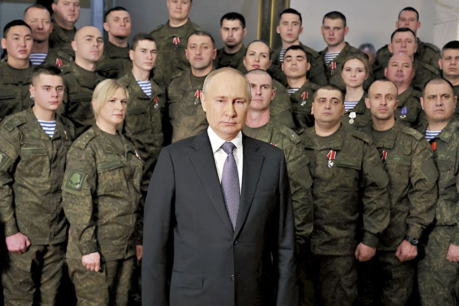 ◆俄羅斯總統普京在俄南部軍區發表新年致辭，背景為俄軍代表。 路透社