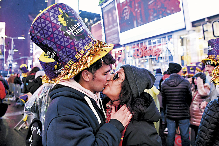 ◆紐約情侶在踏入2023年一刻擁吻。 新華社