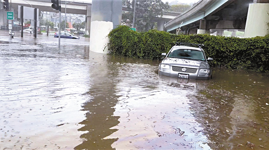 ◆三藩市有多輛車浸泡在水中動彈不得，等待被拖出。 路透社