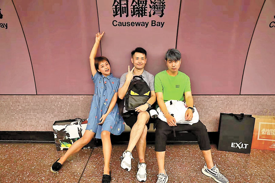 ◆上海市民張女士（左一）上一次和朋友一起來香港旅遊，已經是2017年9月的事情了。香港文匯報上海傳真