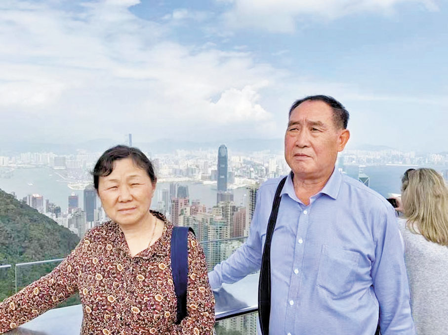 ◆北京郭阿姨夫婦幾年前遊覽太平山時的合影。香港文匯報北京傳真