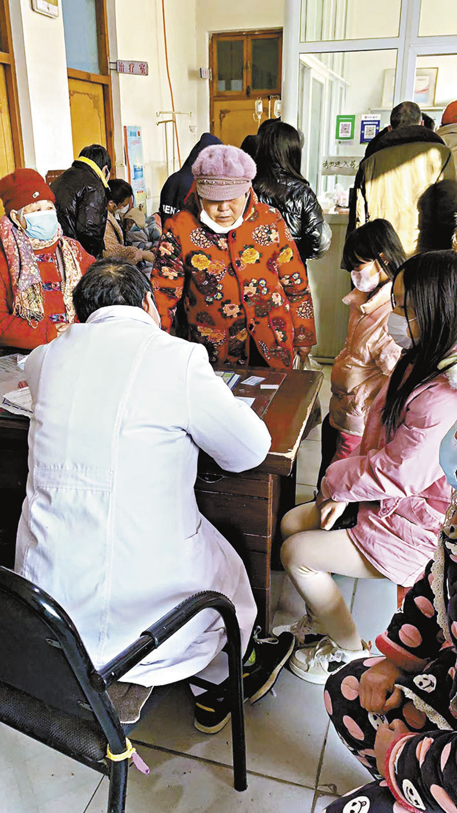 ◆去年12月初，河南黃樓村村醫一大早便被看病的村民「圍住」。 香港文匯報河南傳真