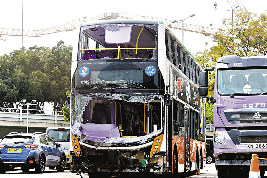 ◆失事的新巴雙層巴士停泊九龍灣車輛扣留及檢驗中心等候檢驗。 香港文匯報記者鄧偉明  攝