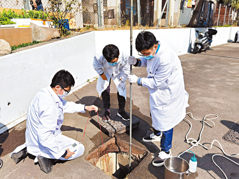 ◆研究團隊在葵涌道箱涵採集水樣。