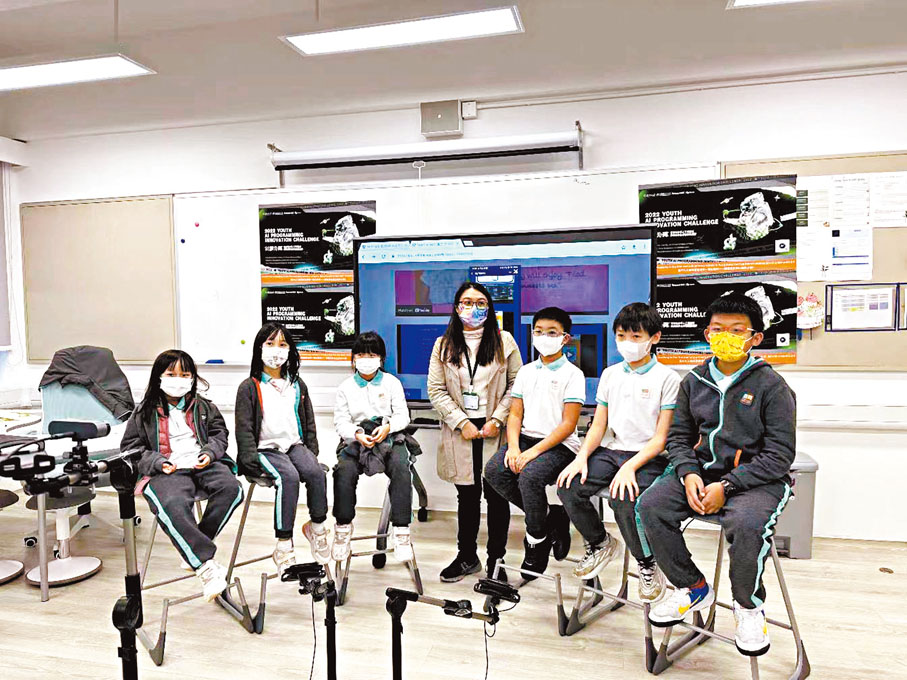 ◆ 香港百卉九江書院師生奪得小學組二等獎2個，三等獎1個，還入圍了「微信創新獎」。圖為有份參賽的師生。