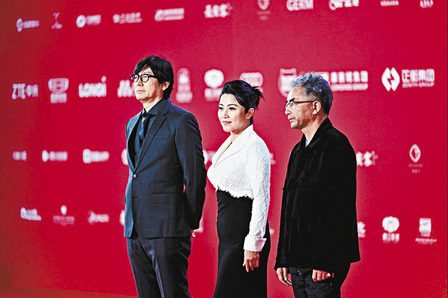 ◆本屆電影節「金絲路獎」國際評審會評委、演員顏丙燕（中）出席開幕式。