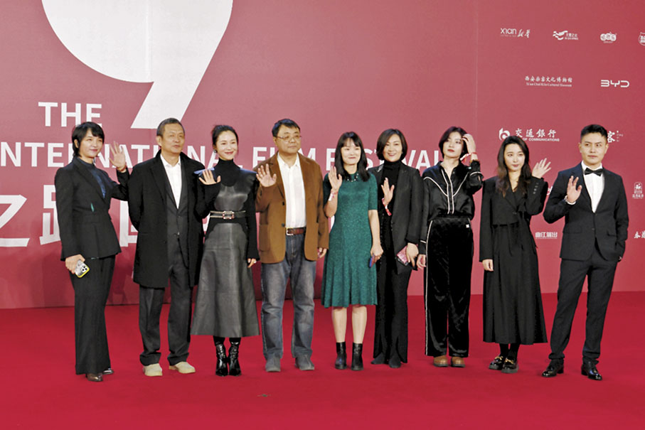 ◆江一燕（左三）與眾多影人一起出席電影節開幕式。
