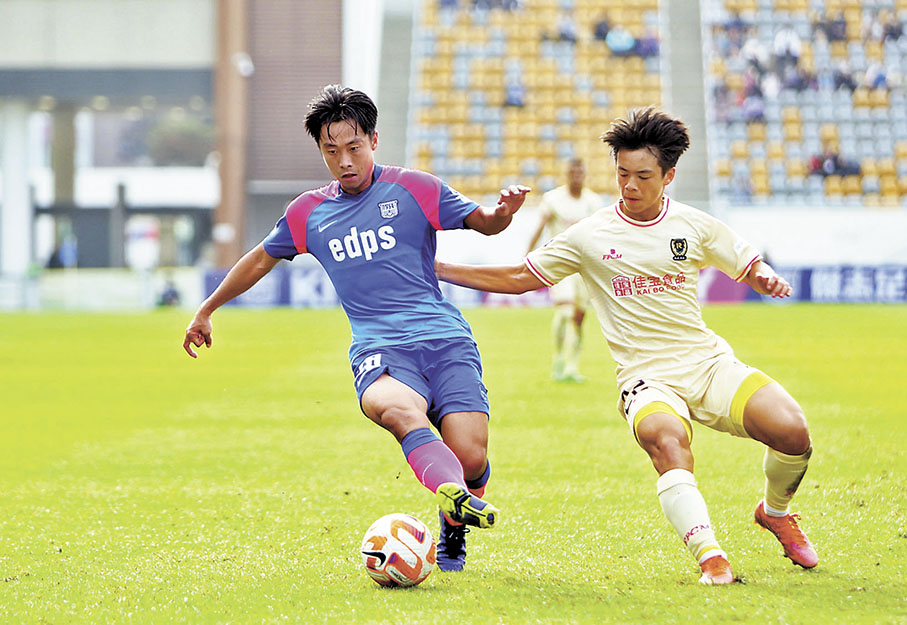 ◆傑志鄭展龍(左)闖關被晉峰劉君正嚴防。  香港文匯報記者黎永淦  攝