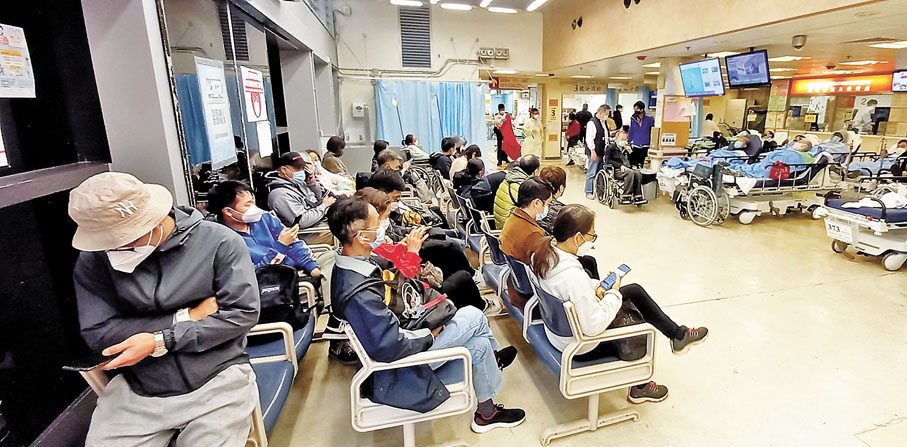 ◆伊利沙伯醫院急症室等候區大門常開連通室外，氣溫較低。香港文匯報記者郭木又 攝