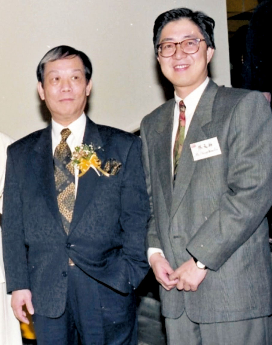 ◆1981年是全港第一位音樂人獲得樂壇最高榮譽獎〈金針獎〉得主，張文新與煇哥合照。 受訪者供圖