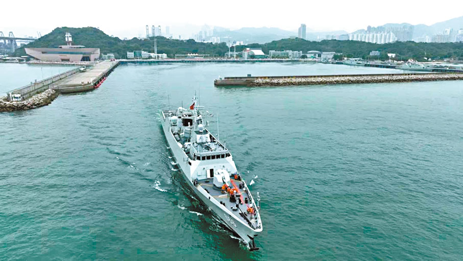◆駐港部隊海軍多艘艦艇駛離軍港，進行編隊航行、綜合攻防等實戰化課目訓練。