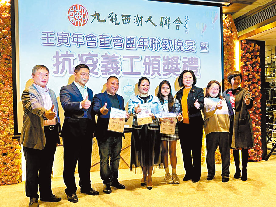 ◆少數族裔義工Rana Ray（左三）一家人獲頒發獎狀。 香港文匯報記者子京  攝