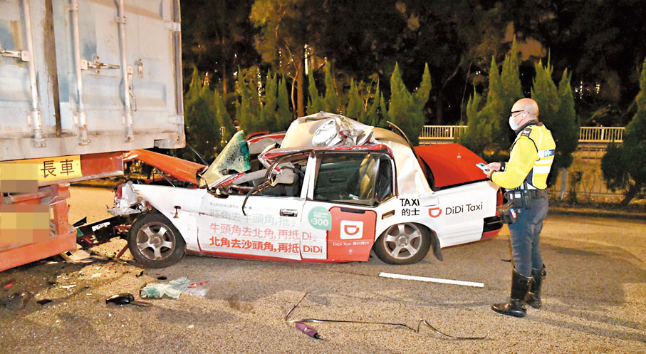 ◆車禍中，肇事的士狂撼貨櫃車尾致車身彎曲變形，車頂更被劏開，乘客頭部撞向貨櫃傷重死亡。