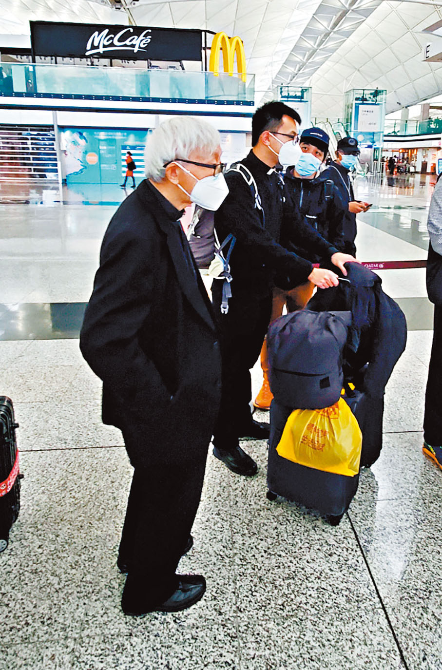 ◆陳日君（左）昨日下午與友人抵達香港機場。香港文匯報記者張得民 攝