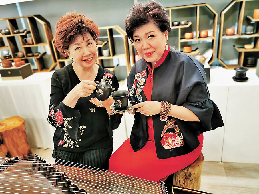 ◆資深藝人林小湛極欣賞一澄的創意作品「俏玉蘭」陶壺茶具。 