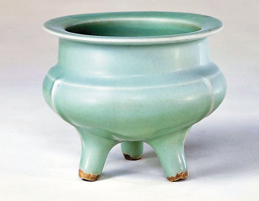 ◆龍泉窯青釉鬲式三足爐　 圖片來源：故宮博物院