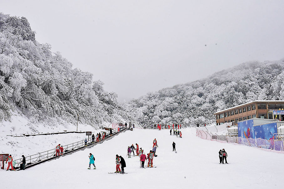 ◆重慶市南川區金佛山景區滑雪場，遊客在體驗雪上運動。
