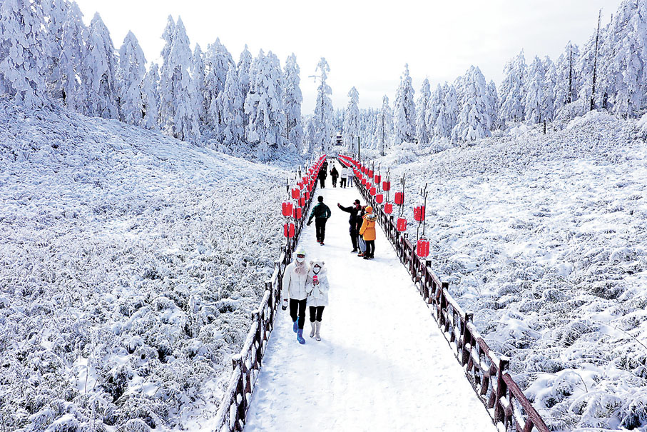 ◆遊客在瓦屋山遊玩賞雪。