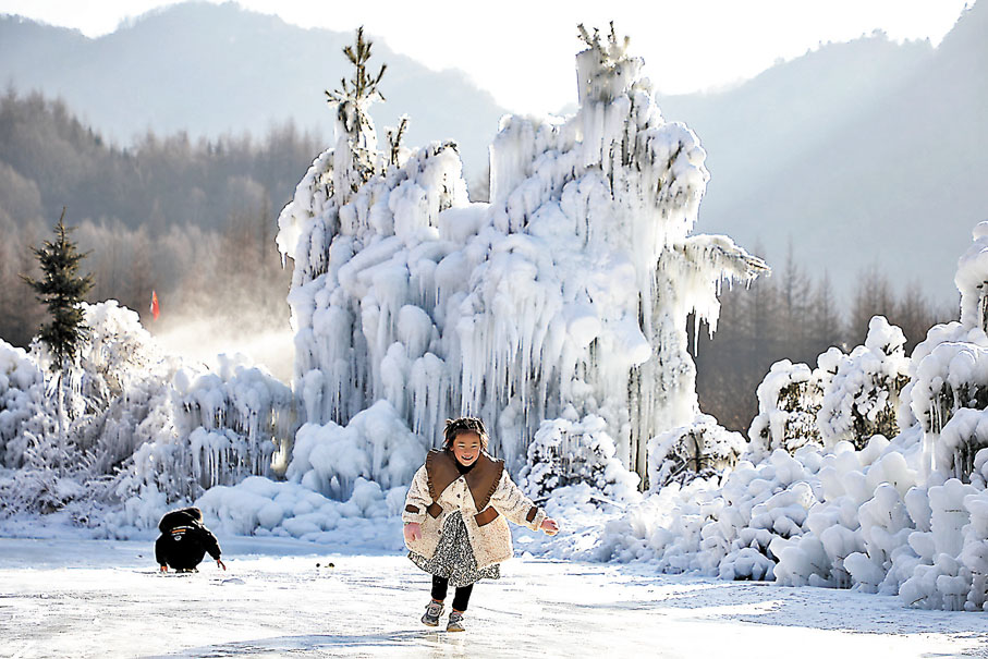 ◆渭河源景區，小朋友在冰上玩耍。