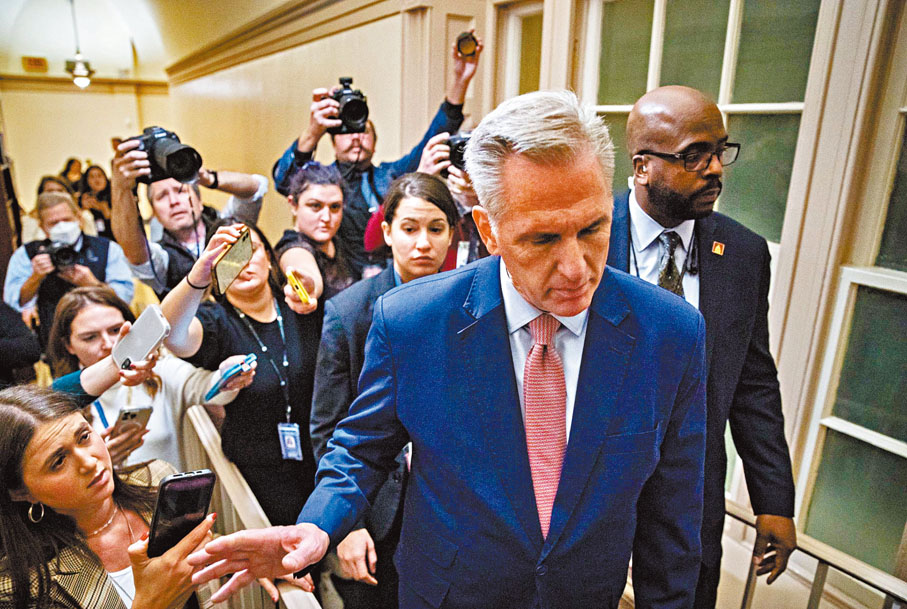 ◆麥卡錫（前）在前三輪投票未能獲選議長，一度「黑面」懶理傳媒追訪。 彭博社