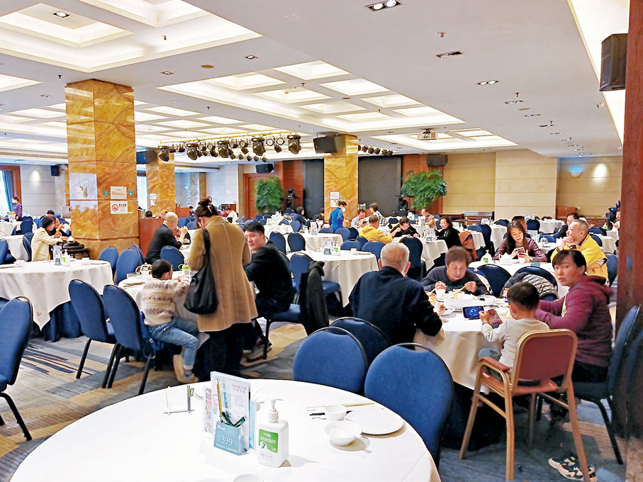 ◆水圍村很多食肆以港人消費為主。圖為區內中高檔酒樓春滿園。 香港文匯報記者李昌鴻 攝