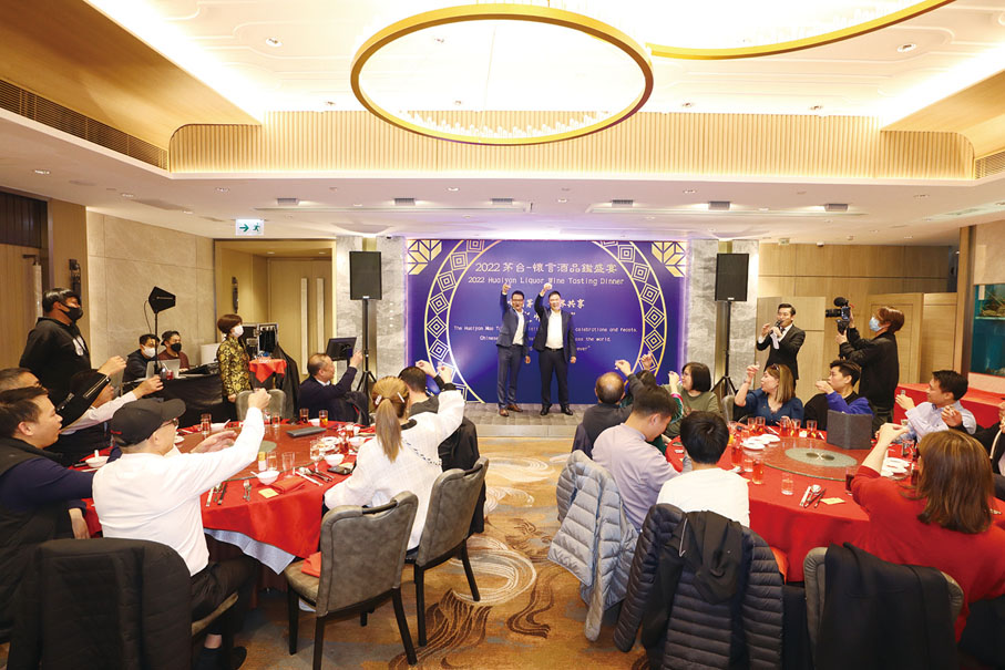 ◆ 林曉毅與黃漢東簽訂戰略合作伙伴協議，借助香港聯通全球平台之利，攜手推動中國白酒走向世界。