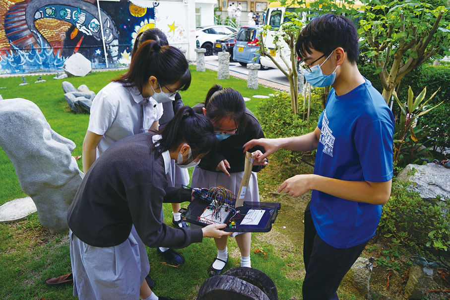 ◆ 學生們在天文台導師指導下學習使用剛組裝的「伽馬線報」套件。