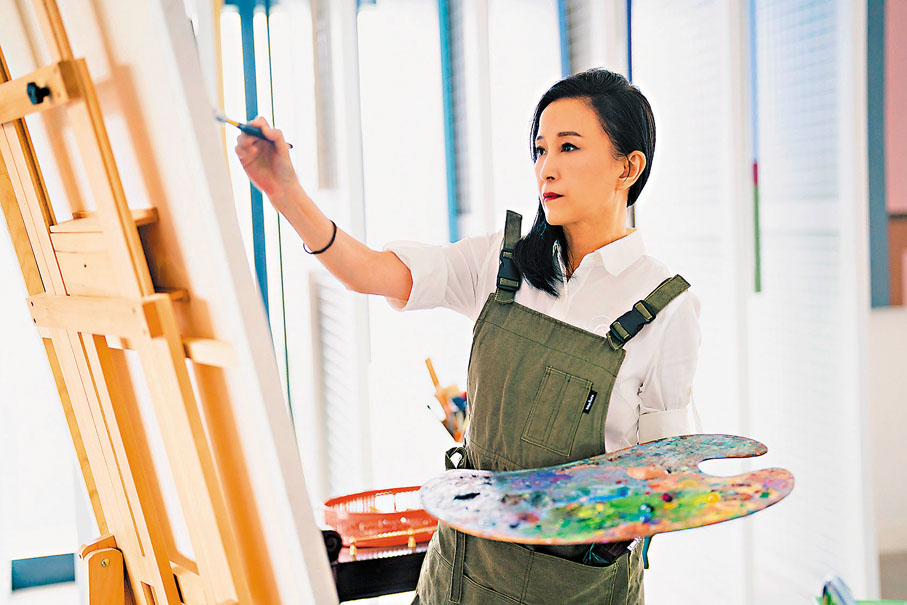 ◆胡蓉在畫室潛心創作。受訪者供圖