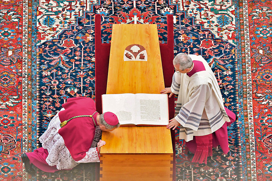 ◆德國大主教甘斯魏（左）親吻本篤十六世的靈柩。美聯社