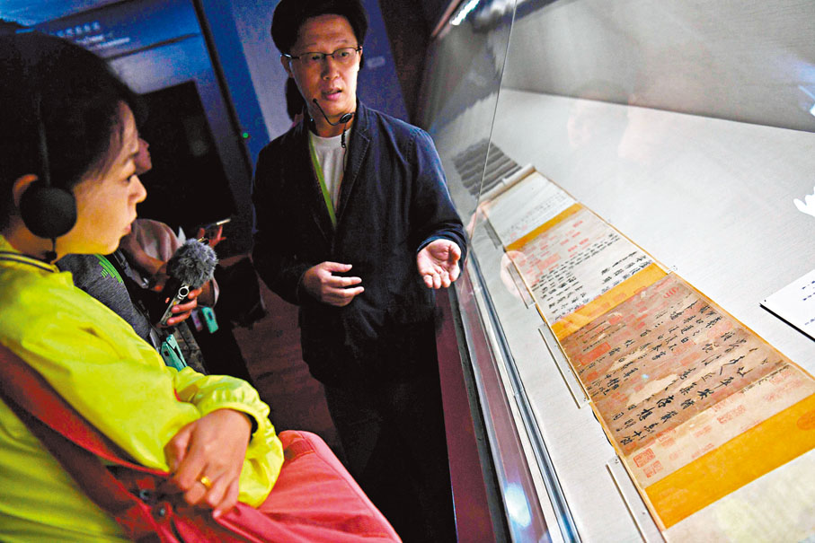 ◆ 士族在東晉時佔了先天優勢，入仕為官待遇較好。圖為遊人欣賞東晉王羲之的平安何如奉橘三帖。資料圖片