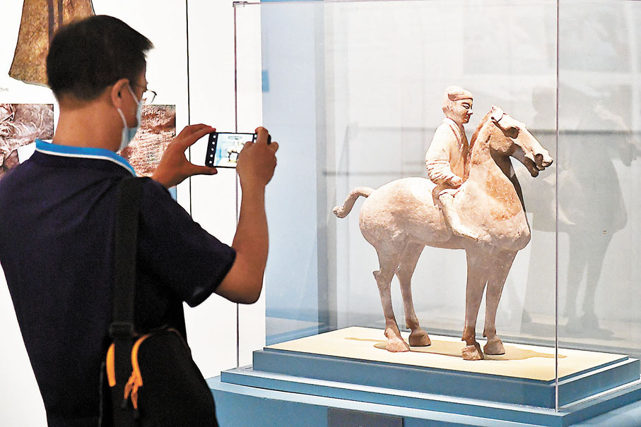 ◆ 騎兵在戰場上縱橫上千年。圖為遊人拍攝博物館展出的騎兵俑。 資料圖片