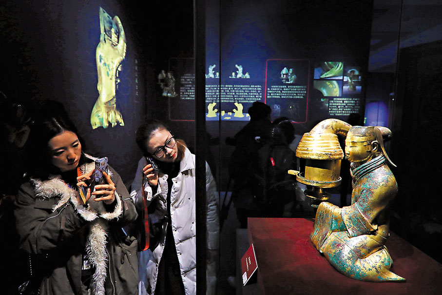 ◆ 西漢時丞相的權力遠遠高於其他官員，所謂的「三公制」，其實三公並不是平等。圖為遊人觀看西漢文物長信宮燈。 資料圖片