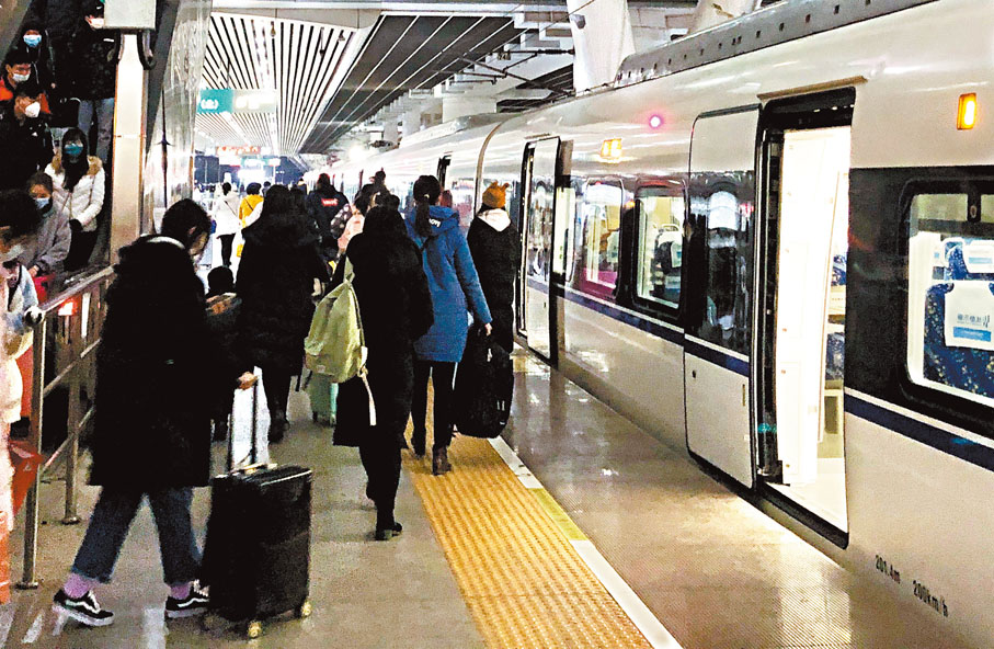 ◆廣東今年春運高鐵運力投放比例提升至近86%。圖為旅客搭乘高鐵出行。 香港文匯報記者方俊明 攝
