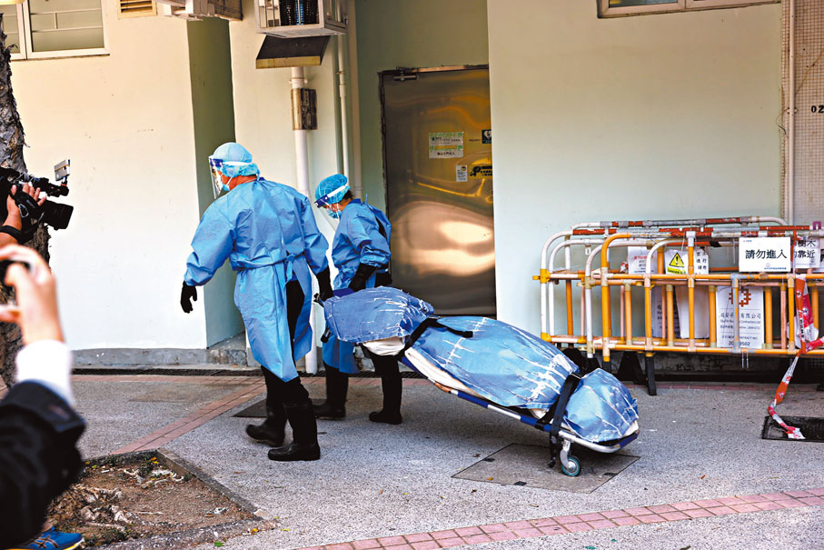 ◆15歲女死者遺體由仵工舁送殮房。香港文匯報記者鄧偉明 攝