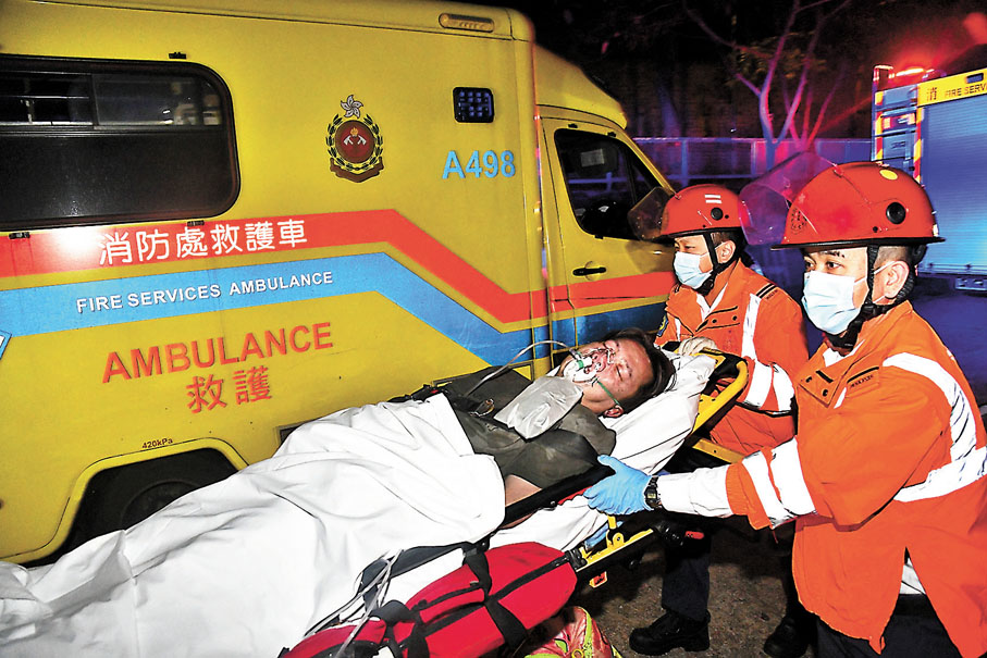◆消防員從火警單位內救出吸入濃煙昏迷男住戶送院救治。
